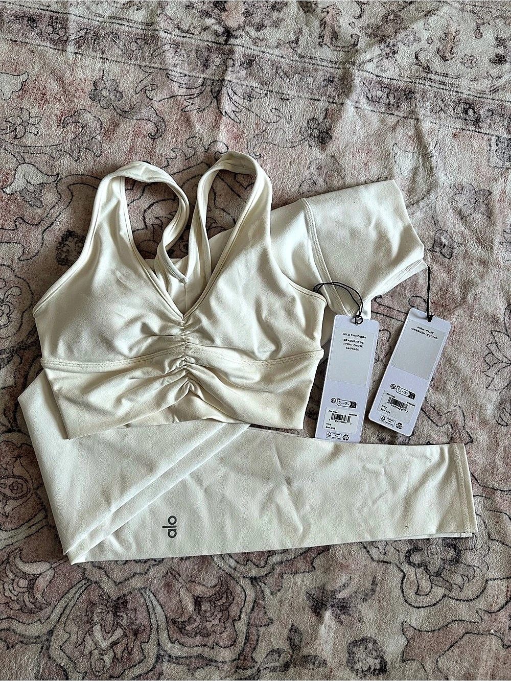 Alo Yoga Wild Thing Bra and High-Waist Airbrush Legging Set Airbrush Legging Set